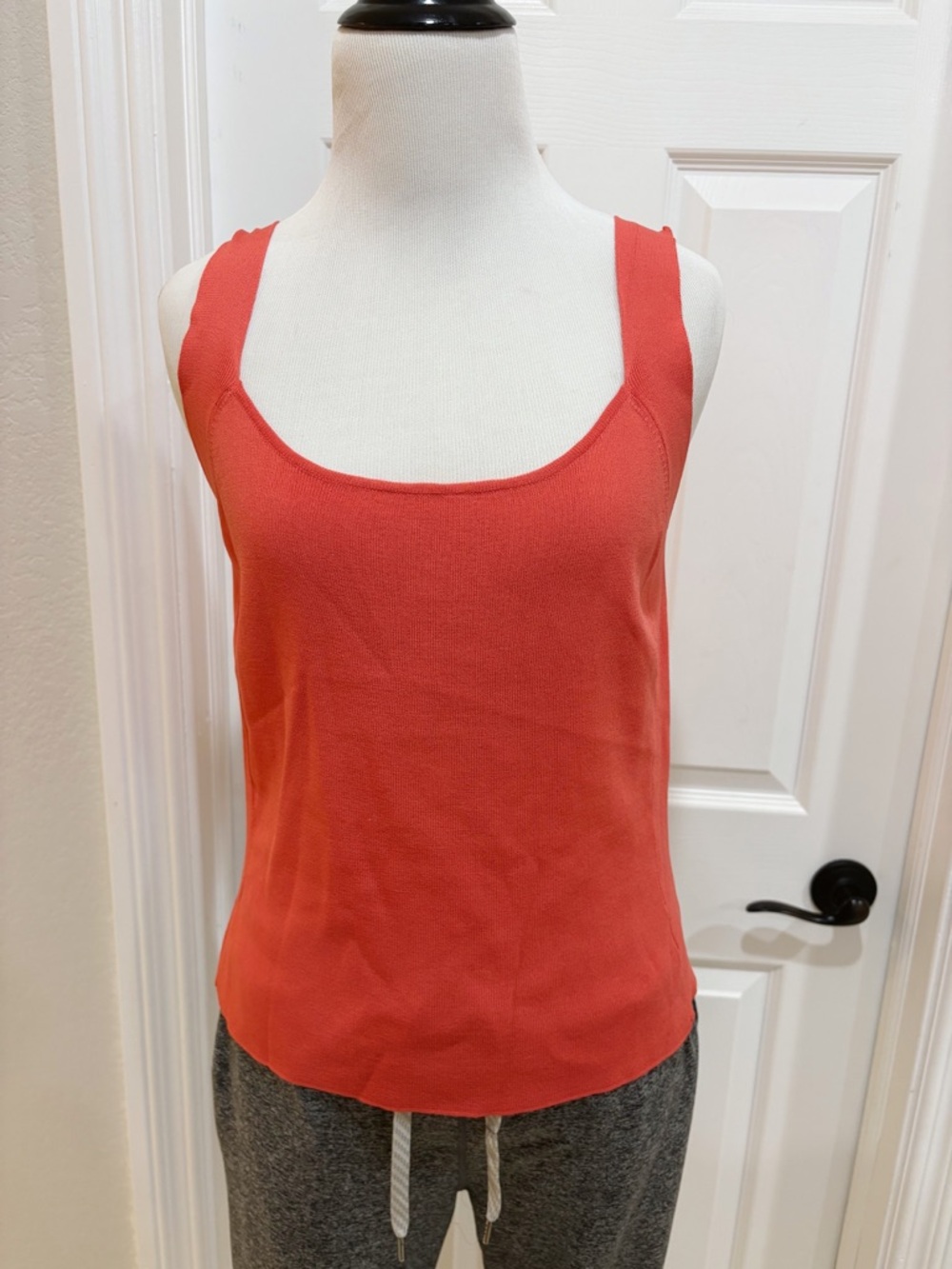 J’Envie Women's Coral Red Scoop Neck Cropped Tank Top Medium